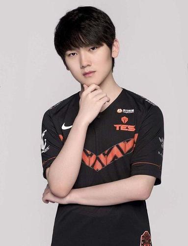 lol职业选手能多帅不仅拿下世界冠军还入选亚太最帅的脸