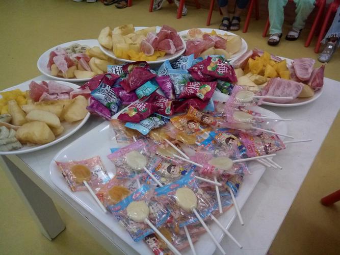 生日派对上有好多水果和零食