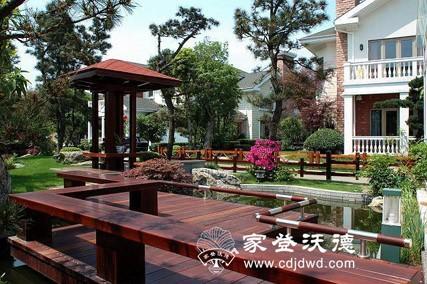 别墅花园木栈道
