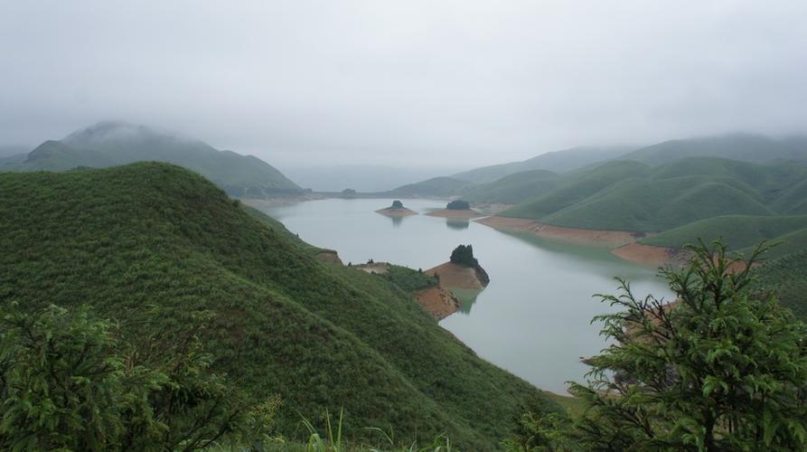 海拔1680多米,由高山草地,原始森林和13个水库组成的湖泊群,方圆达3