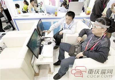 一位客户体验"大脑生物反馈治疗仪".