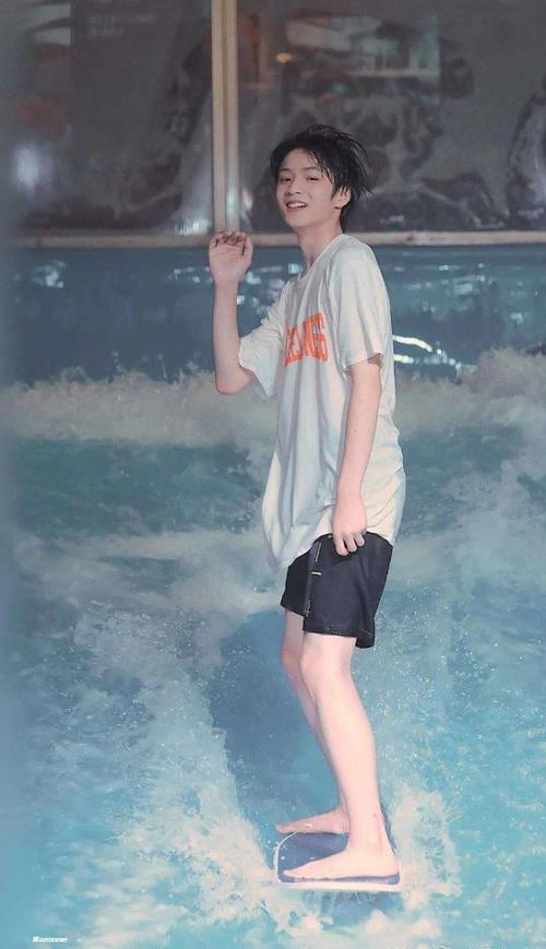 刘耀文身高体重刘耀文初中毕业照曝光