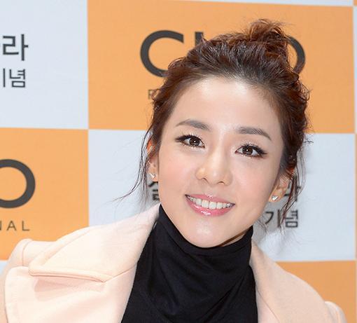 30岁韩女星sandara丸子头展逆龄美貌