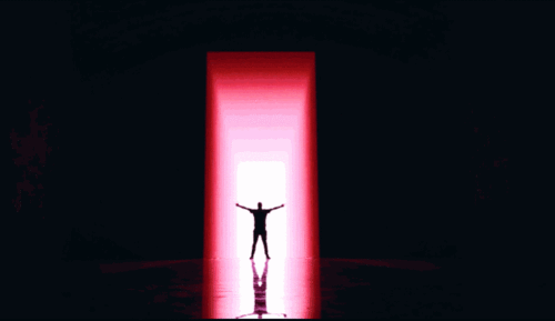 装置站在真实与虚幻的边缘有一扇光之门可以带你触碰未来空间