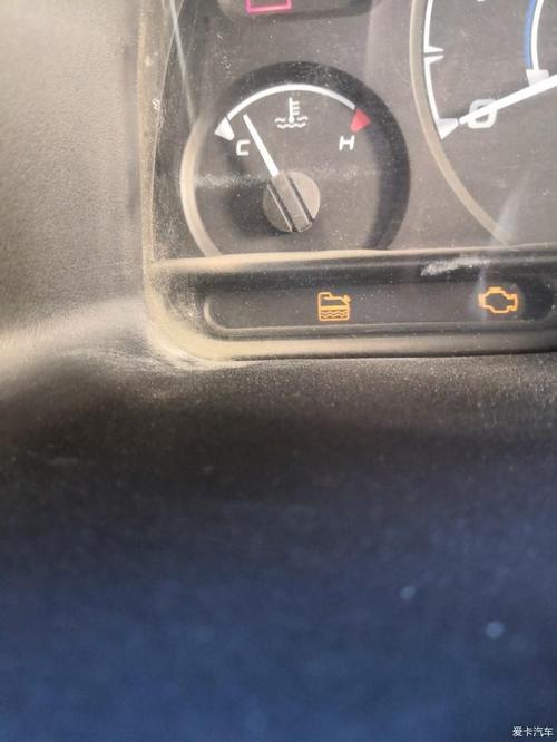 特顺车上的灯亮了,加速无力,看着像是缺什么东西了,是尿素么?