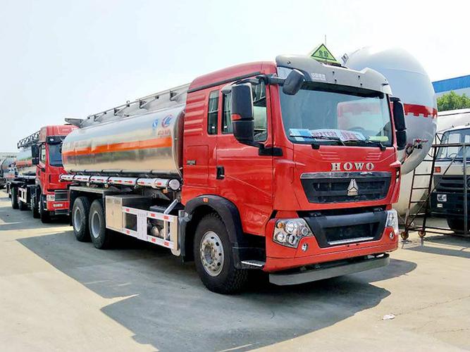 重汽豪沃后双桥油罐车