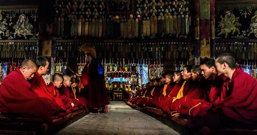 塔尔寺,雄踞在青海省西宁市湟中县,除建筑外,寺内经堂,寺庙