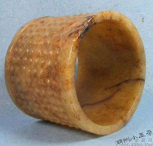 三包!汉代熟坑和田白玉带红沁皮壳满工乳钉纹玉发箍