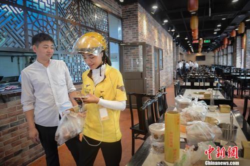 资料图:外卖员店内取餐. 中新网记者 富宇 摄