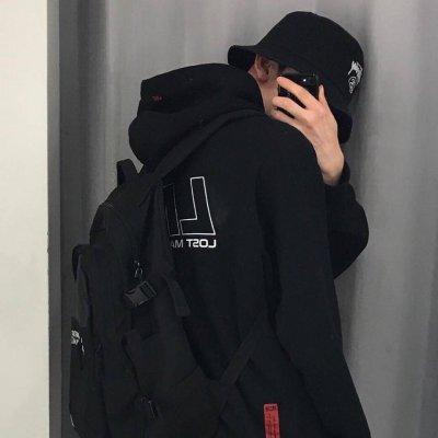 带黑色帽子的男生头像
