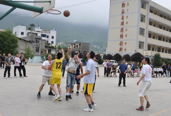 雷波民族中学地址在哪里?