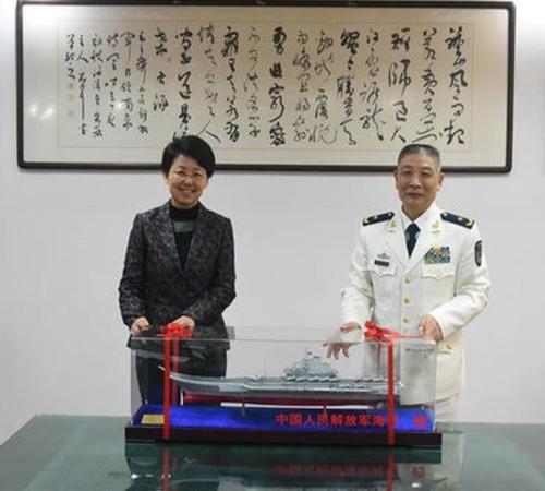 他在担任海军政委前,担任的是中央军委办公厅主任. 副政委 袁华智