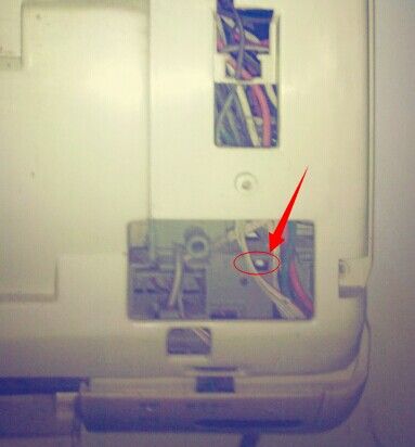 这款美的空调的强制开机键在哪