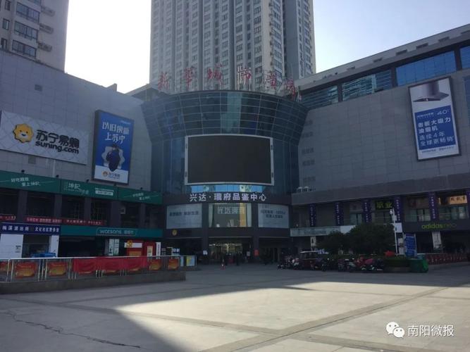 (平时人满为患的新华城市广场目前三三两两的人)