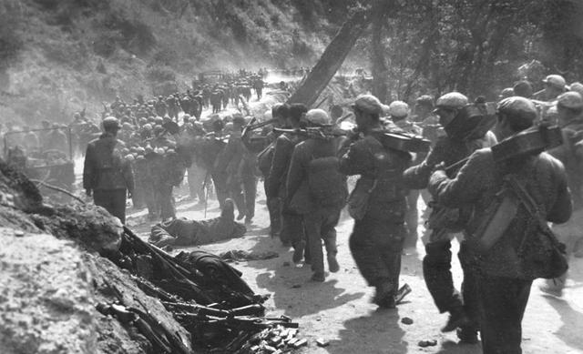 西藏边防部队从建筑物中搜索出印军并俘获了他们 克节朗战役,我军全歼