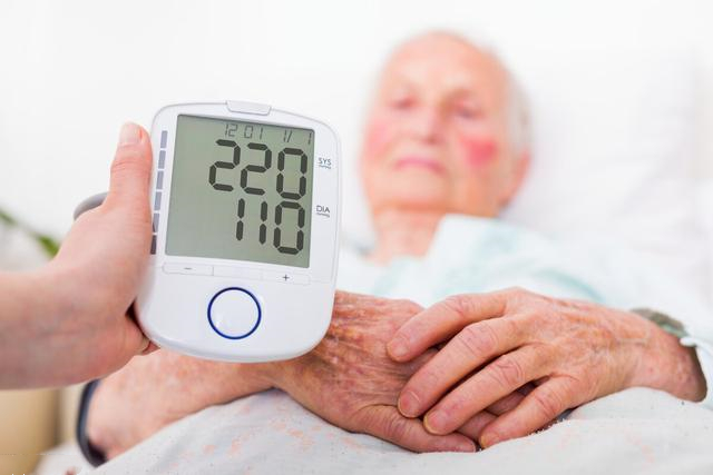 像这种血压突然升高到180/120以上,我们称之为高血压急症或高血压亚