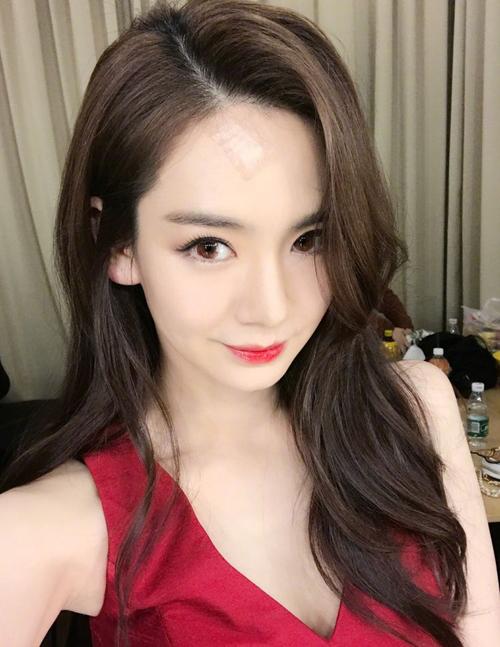 因此无论闺蜜们现在肤色怎么样,都要像戚薇一样做好防晒,认真美白.