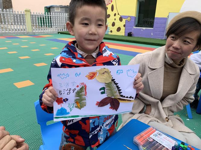 阳光幼儿园亲子活动——寻找秋天树叶粘贴画
