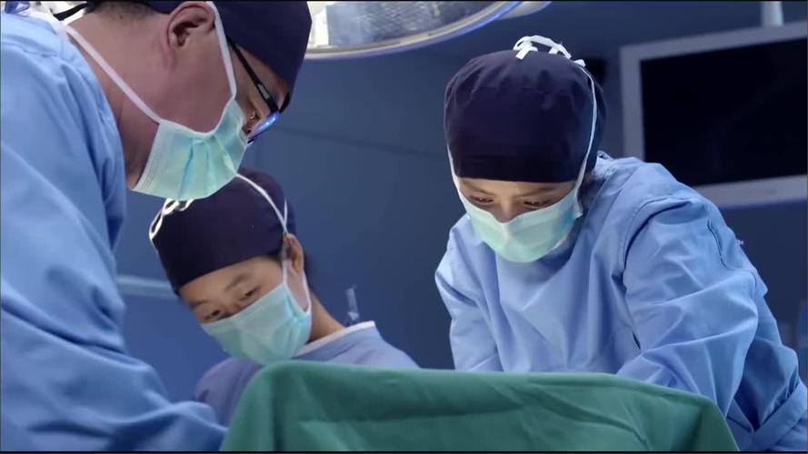 产科医生医生紧急抢救产妇出现了奇迹赢得了众人的掌声