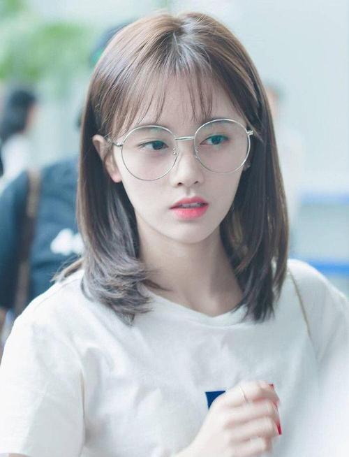 如果说韩剧女主的标配是空气刘海,那么女团风的标配则是高马尾,高马尾