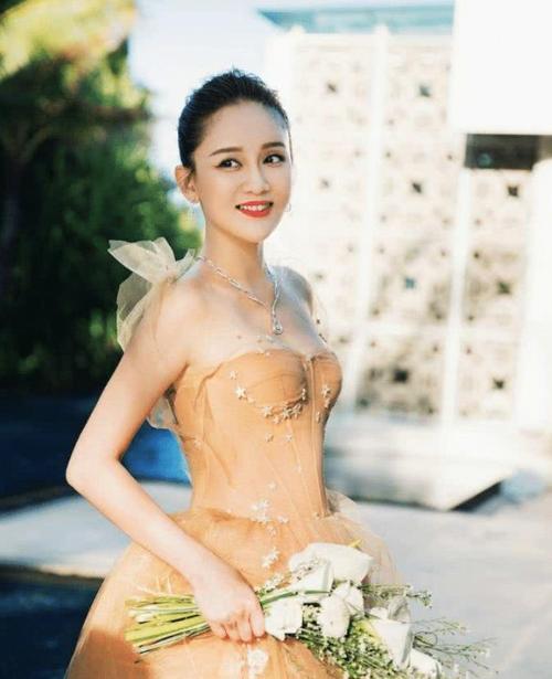 陈乔恩胆子有多大?看她身穿"人体彩绘裙"的样子,真不愧是男人的心肝