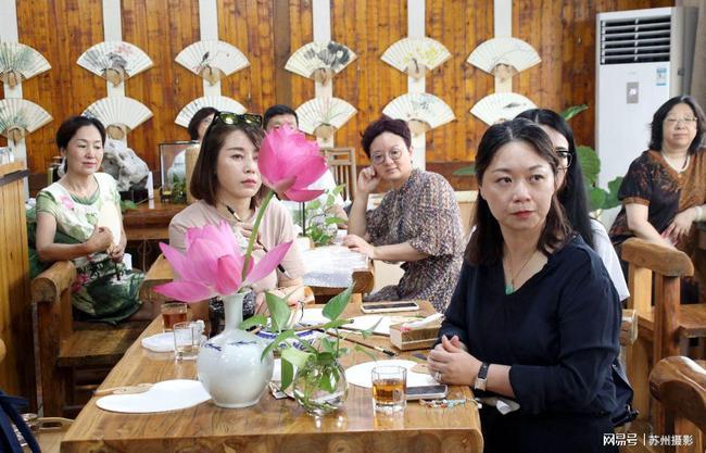 荷风雅扇主题公益讲座在苏州中国花卉植物园花王居举办