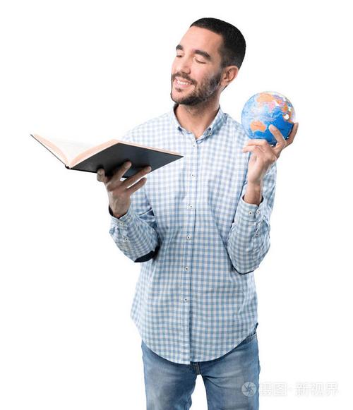 拿着书和地球仪的年轻人