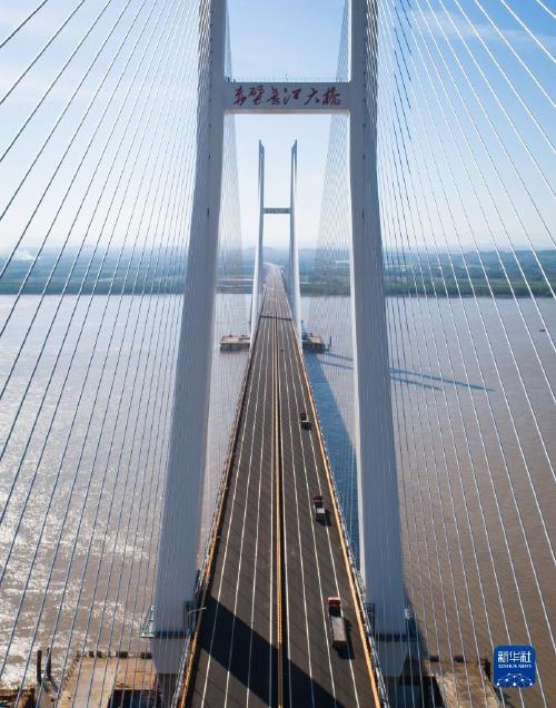 新华全媒湖北两座长江大桥同日开通