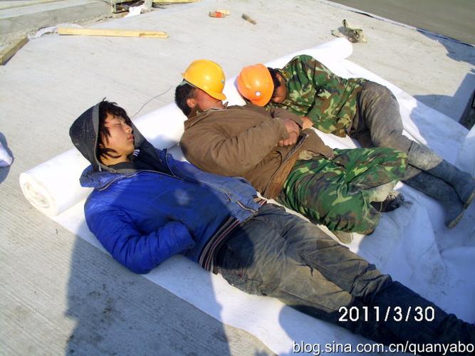 真实记录我的农民工兄弟工作间隙小憩场面(图)