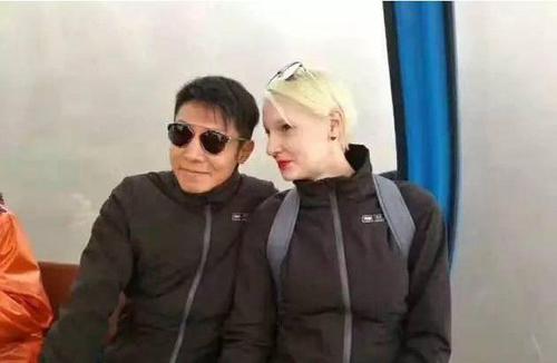 撒贝宁混血龙凤胎罕见现身女儿一条裙上千块儿子抱着太娇气