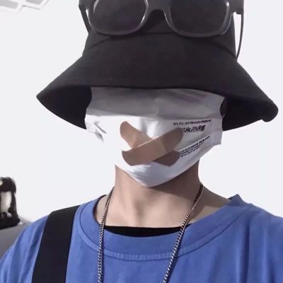 白色头像男生遮脸