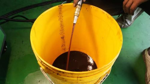 更换出来的原厂变速箱油颜色有点黑