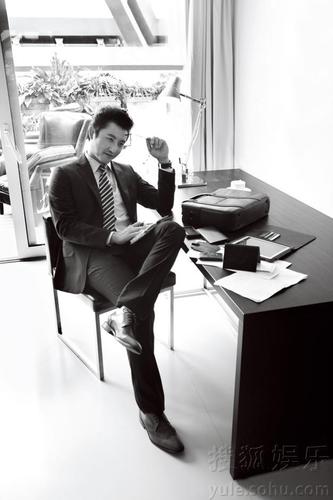 "绝版痴汉"涂松岩登封面 风情演绎都市精英男