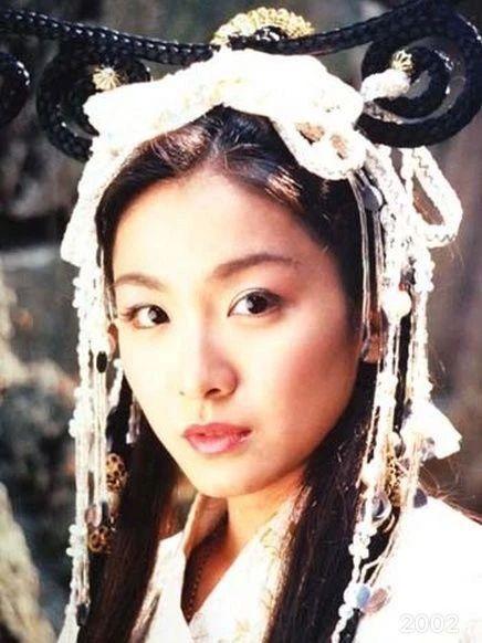 2003年,《再见阿郎》中江祖平的长直发略显平淡,在没有气色的妆容下则