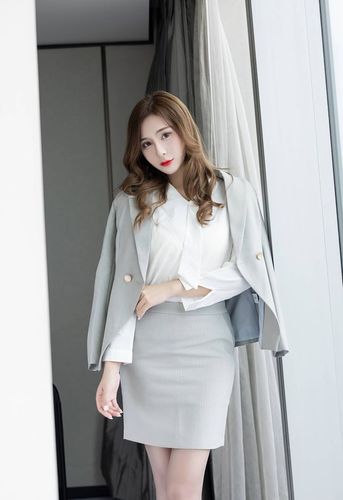 美女穿职业裙装,优雅性感迷人,不失职场干练气质