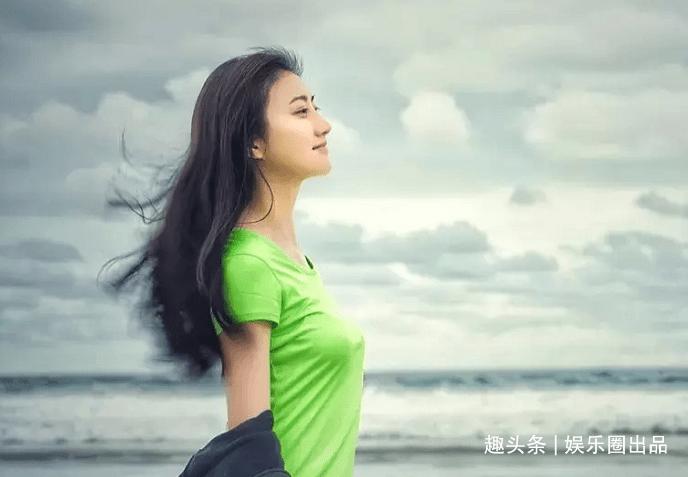 原创景甜"海边度假照"火了,一身绿衣活力四射,侧身状态不像80后