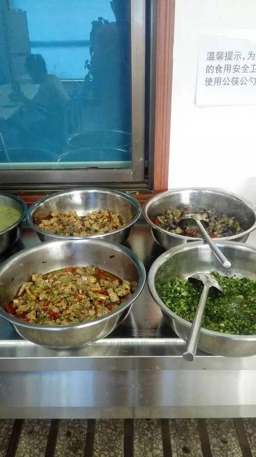 这个是我们的食堂~每顿饭四菜一汤,随便你吃到饱!