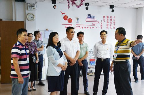 县委书记谢桂坤到文化馆调研