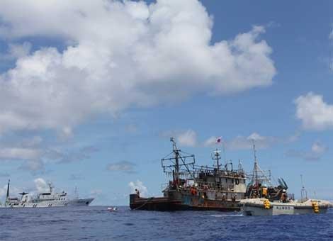 中国渔政118船将鲁荣渔2682船带返国内