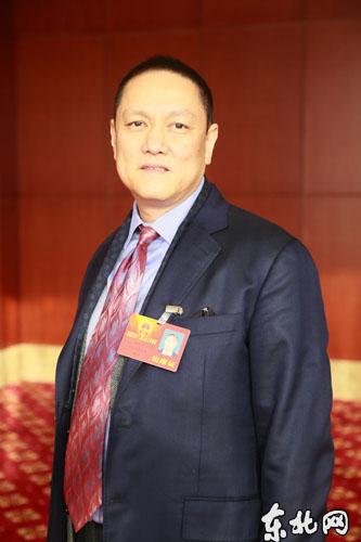 省人大代表何文辉:给农民工市民待遇 解决留守儿童问题