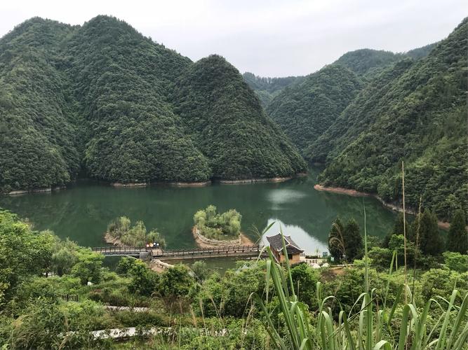 鸳鸯湖湿地公园,是饮用水水源地,碧玉般的湖水镶嵌在群山之中,煞是