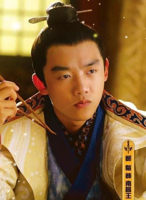 现代装扮邓伦帅气度立马飙升啊. 郑恺