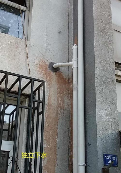 我家卫生间天天堵住,太熏人了,原来是楼下装修时改成了独立下水