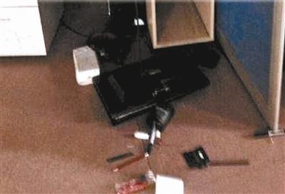 被砸的物品(视频截图)熊艾春熊艾春砸电脑后留下的字条原文标题:[因