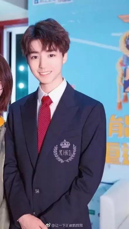 王俊凯的标准微笑加上挺拔的身板真的很像人形立牌了,不知道的人还
