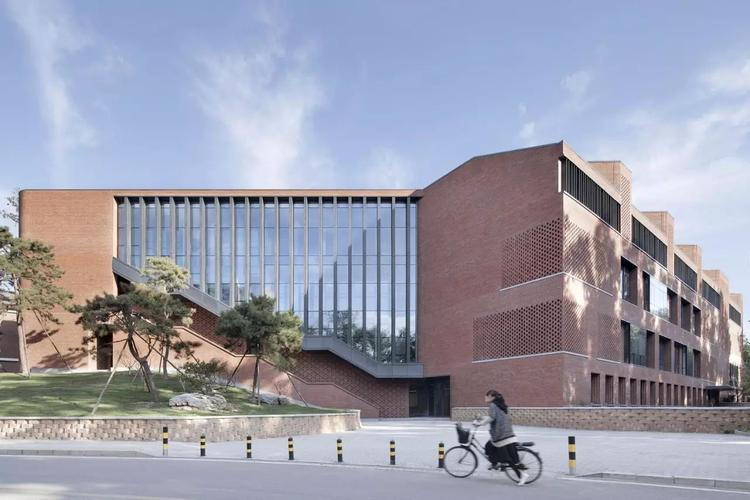 清华大学南区食堂及就业指导中心 / 素朴建筑