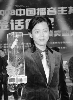 何浩鹏为广东卫视录试版节目努力练习普通话