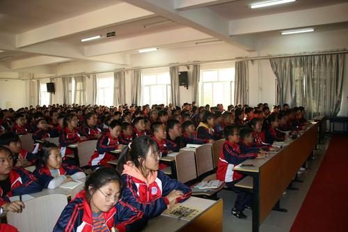 乌丹五中举办初一新生学法指导讲座