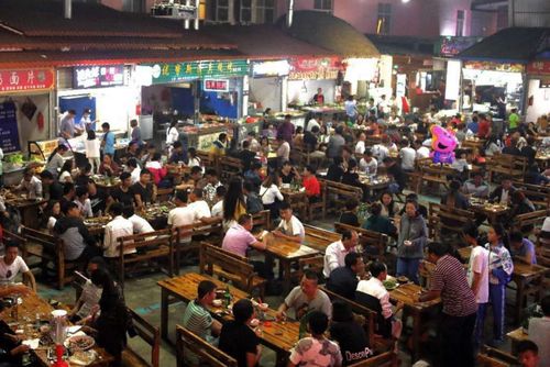 临沧缅临夜市圣诞活动开始啦23日到25日进店消费就送礼物