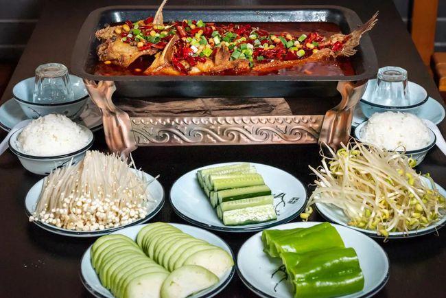 巴蜀烤鱼 清江鱼(约两斤半) 88元配菜:豆芽 6元黄瓜 6元绿尖椒 6元紫